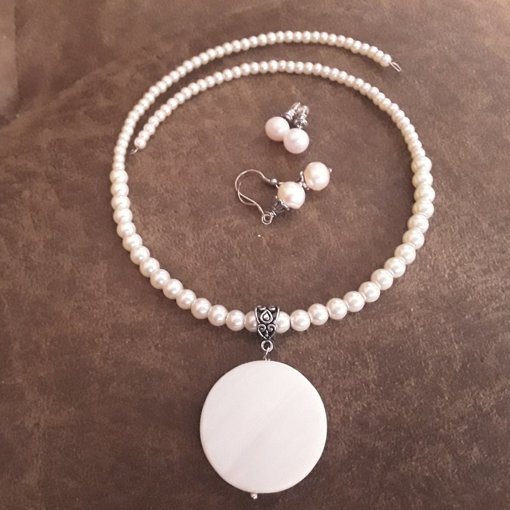 Simulate White Pearl On Memory Wire Necklace With… - image 1